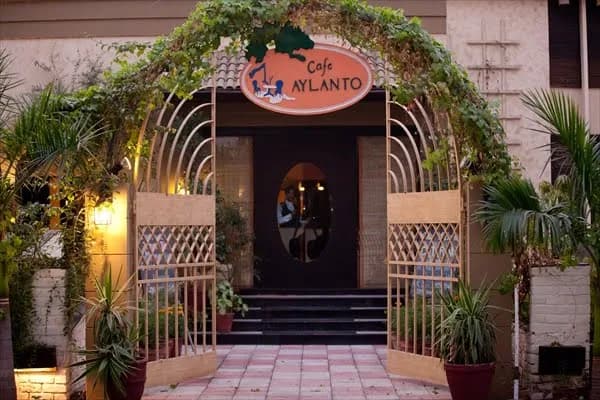 Cafe Aylanto - Main Entrance & Ambiance